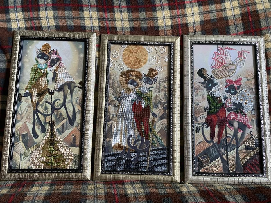 Картина вишита бісером Коти на даху