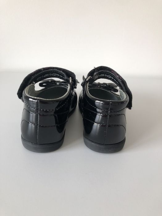 Sapatos de menina, em verniz, pretos, tamanho 22, em bom estado