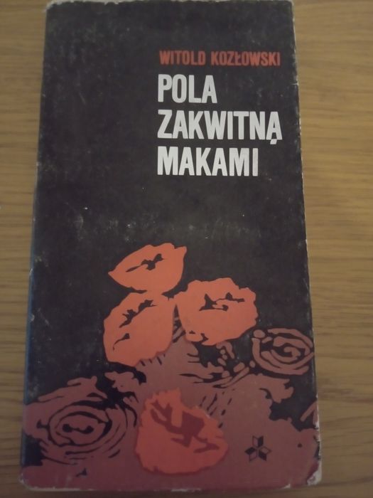 Pola zakwitną makami