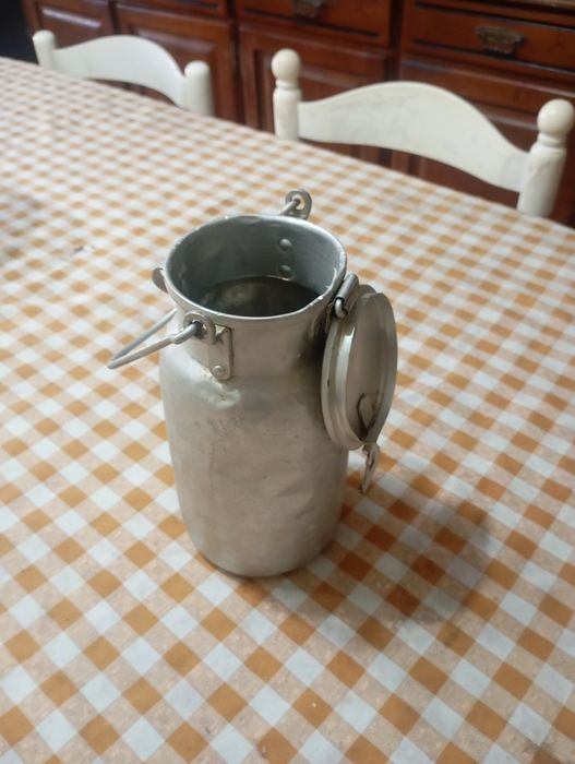 Vendo esta leiteira muita bonita bom estado