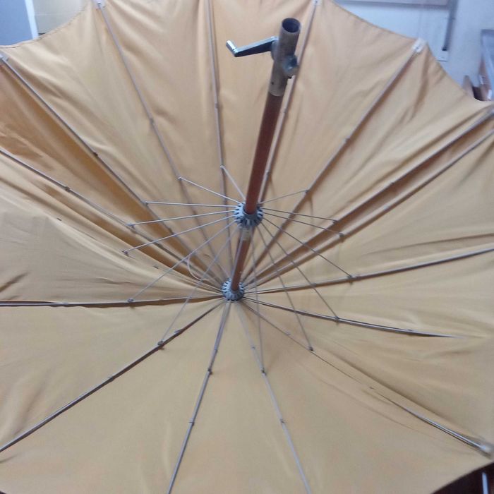 Guarda sol com 1,47cms de altura e 2,20 de largura depois de aberto