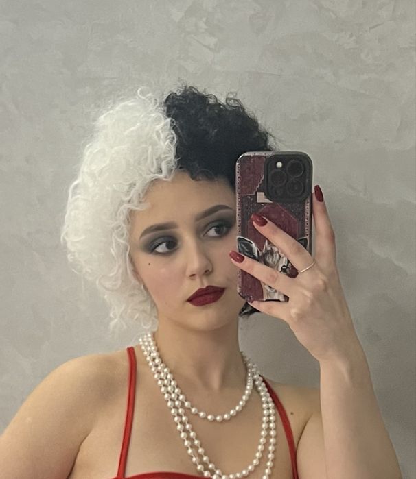 Косплей. Перука Круелла з укладкою, намисто, маска, тростина.