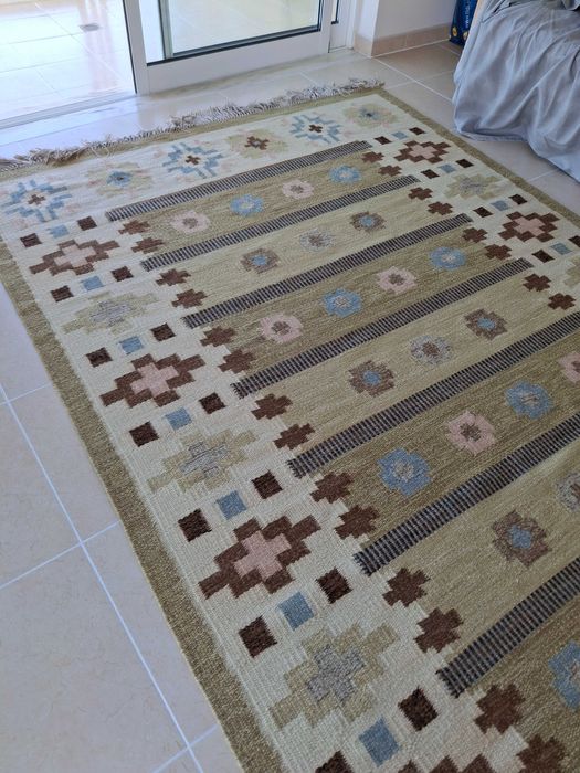Espectacular Oportunidade,Tapete grande como novo com pouco uso, RÖLLAKAN  de Lä pura feito à mäo,    ( 2,73/1.79cm )