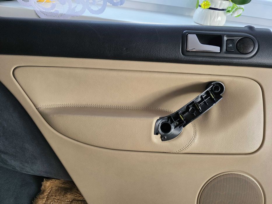 Tylne skórzane boczki drzwi do VW Bora sedan - jasne beżowe