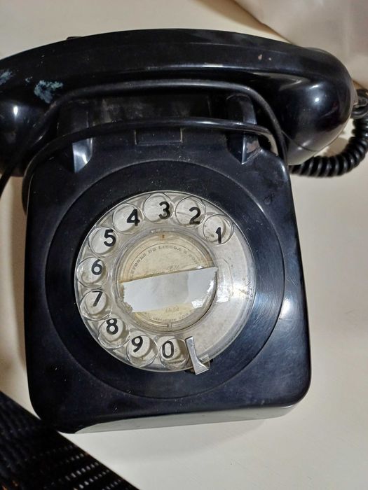 Telefone antigo de disco, preto