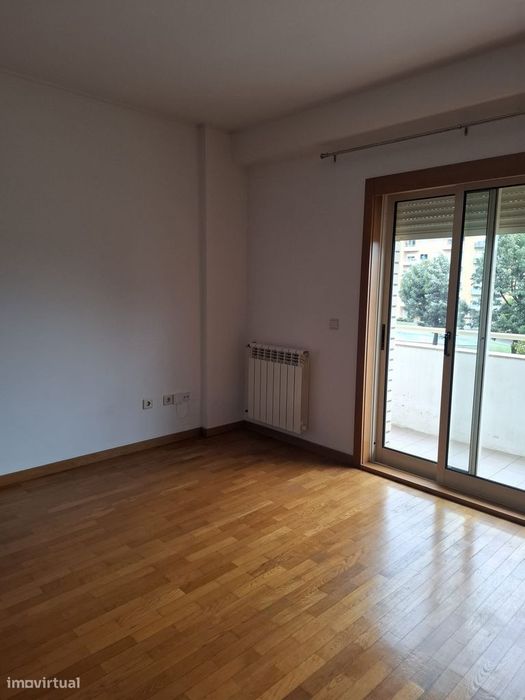 Apartamento para Arrendamento em Excelente Estado
