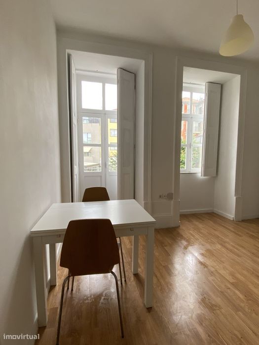 Apartamento T0 arrendar na Rua do Almada ao Centro do Porto