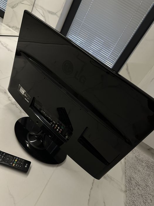 TELEWIZOR 27'' LG DM27800D  W zestawie pilot i kabel-stan bardzo dobry