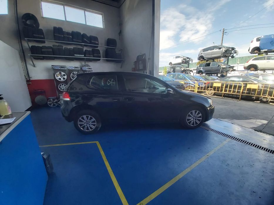 Volkswagen Golf VI 1.6 TDI de 2008 ás peças.