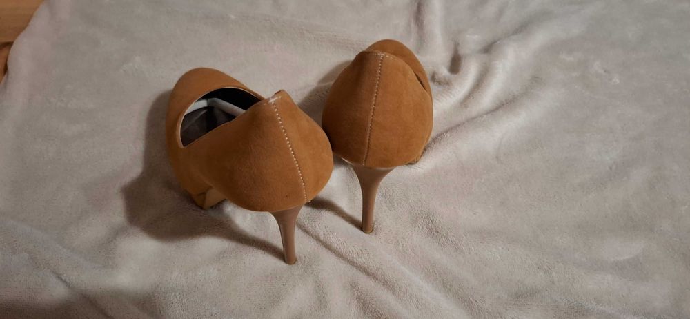 Piekne karmelowe szpilki na platformie