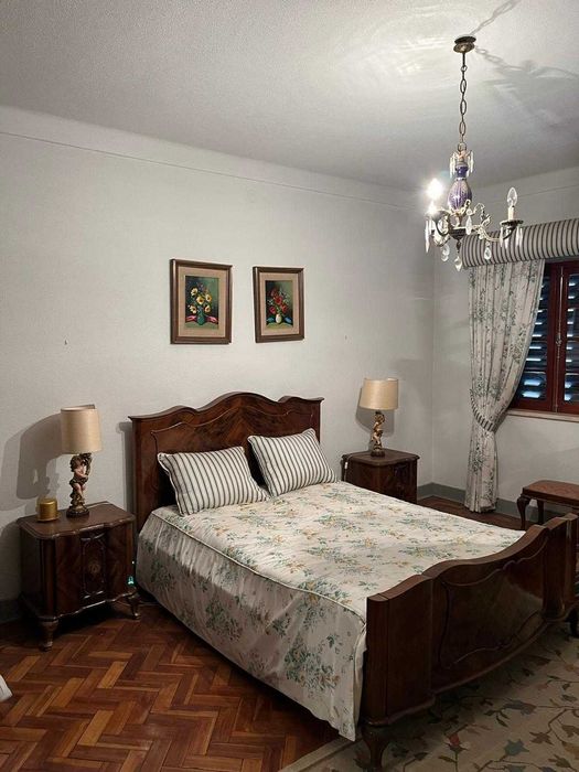 Quarto Completo Clássico em Madeira Maciça – Excelente Estado