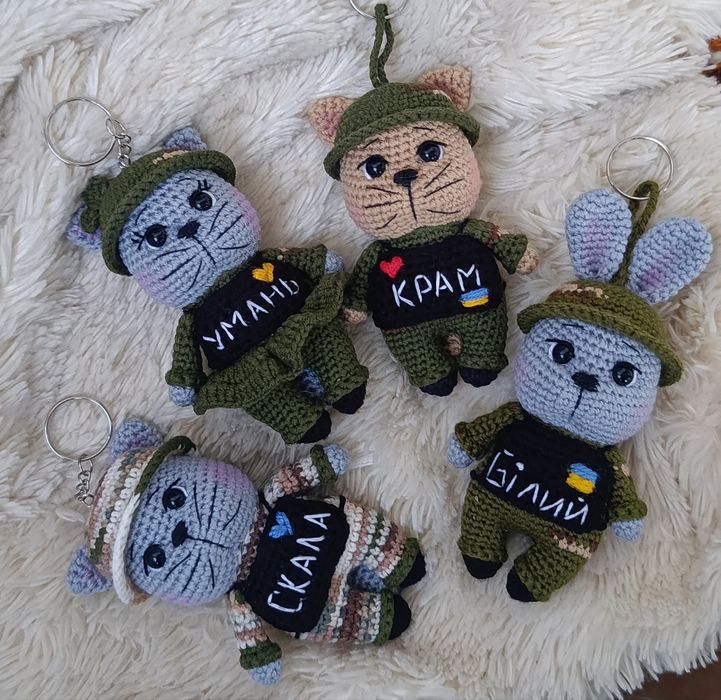 В'язані брелки,котик зсу,панда оберіг, ведмедик зайчик, їжачок зсу