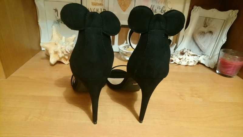 Czarne sandałki na obcasie typu Myszki Minnie rozmiar 39