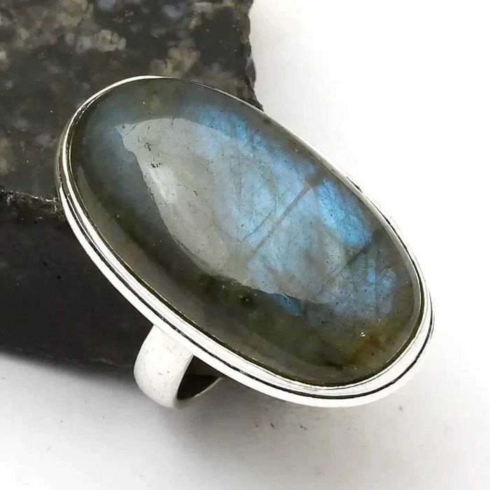 Pierścionek, jedyny w swoim rodzaju kamień
Labradoryt. Próba 925