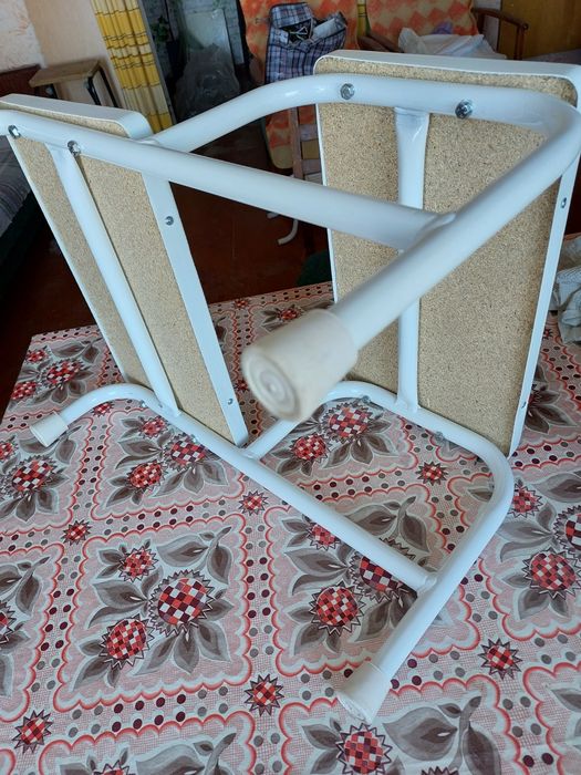 Сидушку на ванну и ступеньки возле ванны метал.