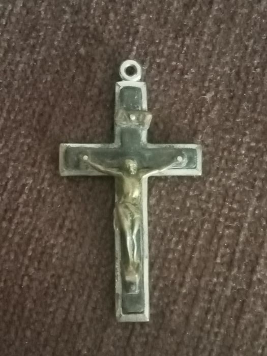 Bela caixa,tipo livro,com motivo ( Cristo) em prata