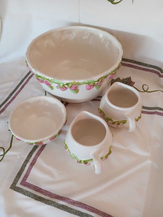 Conjunto 4 peças, decorado com morangos