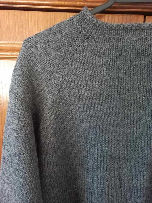 Sweter ciemno szary. Ręczna robota.