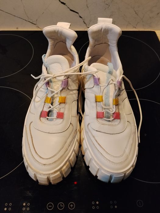 białe skórzane trampki