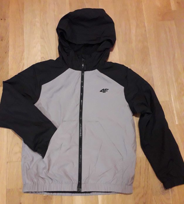 kurtka 4f czarno-popielata, 140 cm, cienka