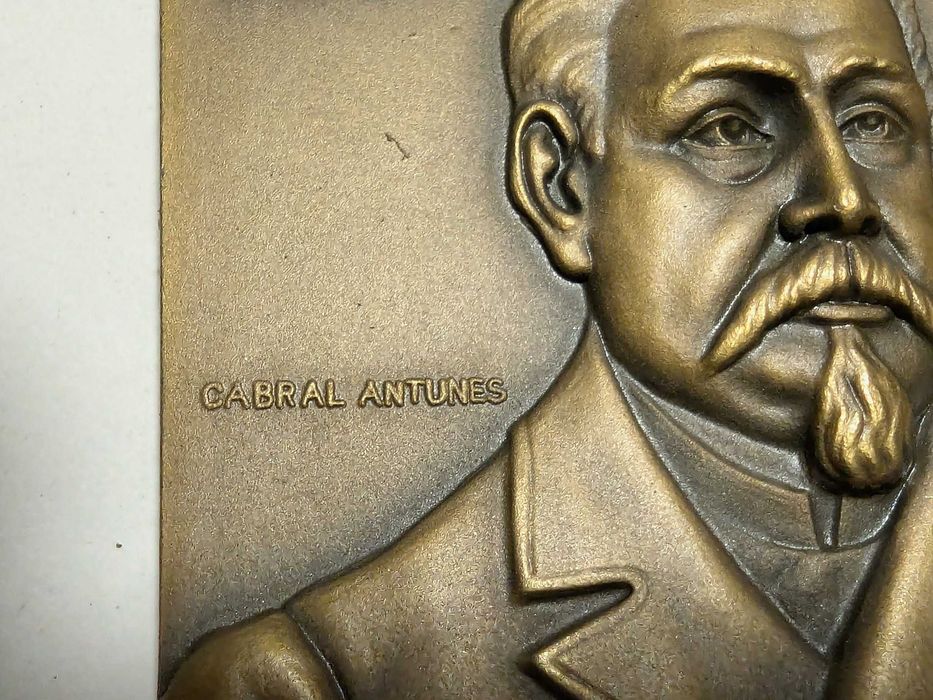 Duas Medalhas - "Gomes Leal" e "João de Lemos" por Cabral Antunes