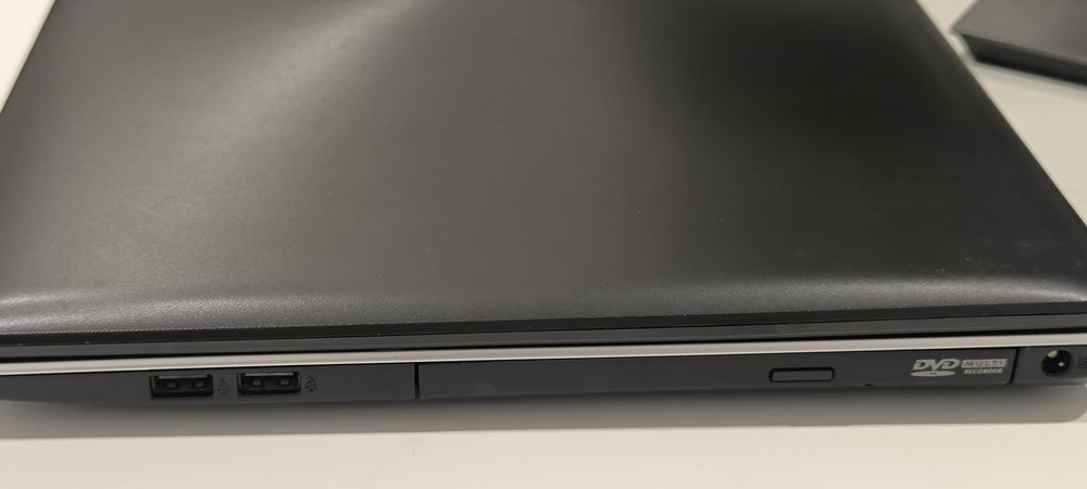 ASUS i7 17", 16GB RAM, 256GB SSD+1TB