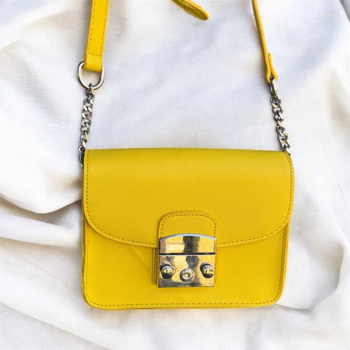 Żółta torebka listonoszka na łańcuszku Reserved jak Furla Metropolis