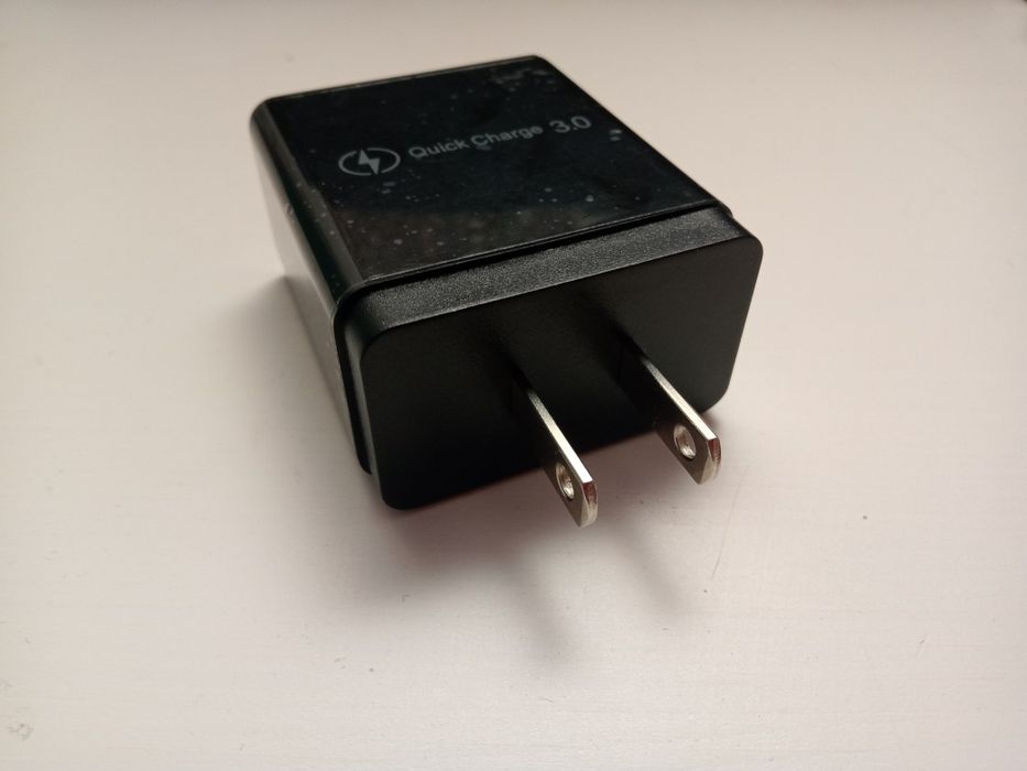 Trzy ładowarki quick charge usb