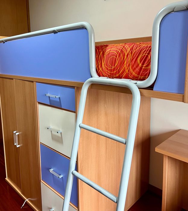 Quarto jovem - 3 camas + armário + secretária