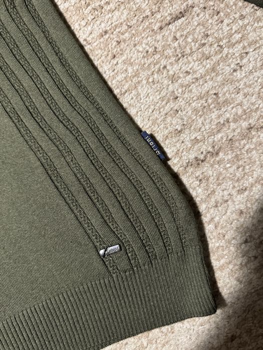 Чоловічий светр Brioni.