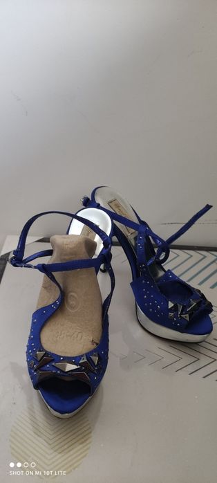 Chabrowo srebrne sandałki na lekkiej platformie i szpilce