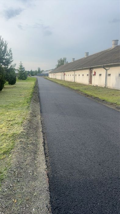 ASFALTOWANIE WAKŁADANIE WYLEWANIE Układanie masabitumiczna budowa dróg