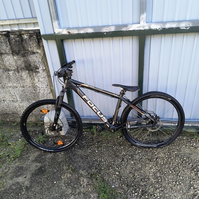 Bicicletas e corta relva