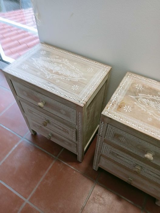 Duas mesinhas de cabeceira