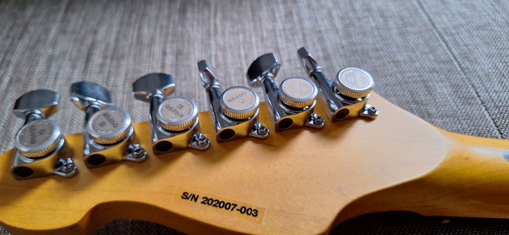 Tribute Starlight Deluxe SSS gitara elektryczna