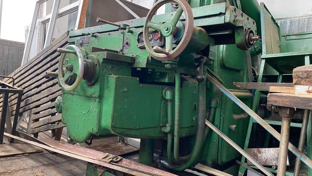 Продам широкоуніверсальний фрезерний верстат 6Р82Ш