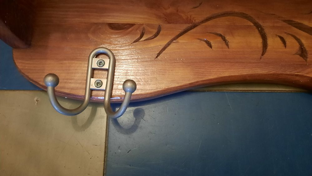 Вешалка резная деревянная с хорошими  крючками