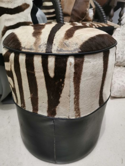Banco em pele de zebra