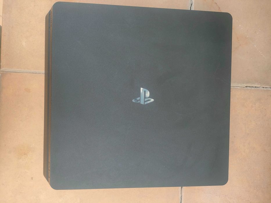 Consola PS4 com 2 comandos