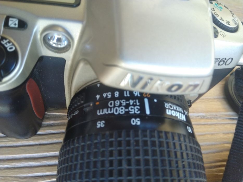 Nikon F60 com teleobjetiva, filtros, rolos