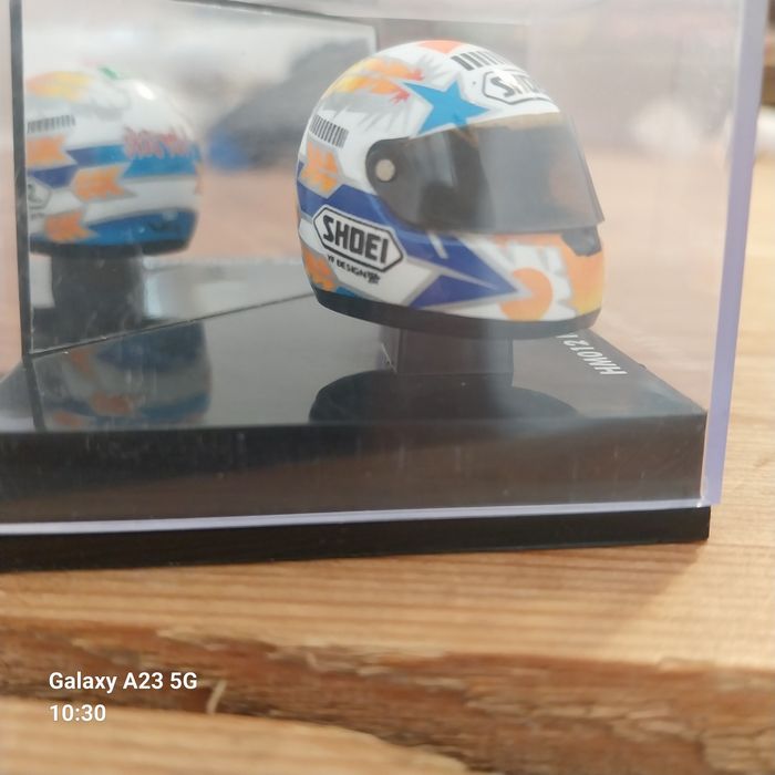 Miniatura Capacete 1:12 ONYX HM012 — Norifumi Abe (MotoGP / Shoei)