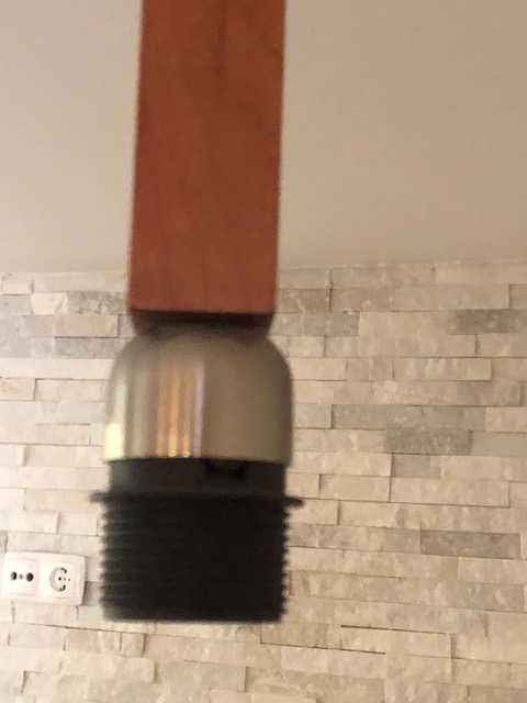 Candeeiro de teto em madeira