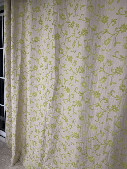 2 Cortinas bejes bordadas com flores verdes