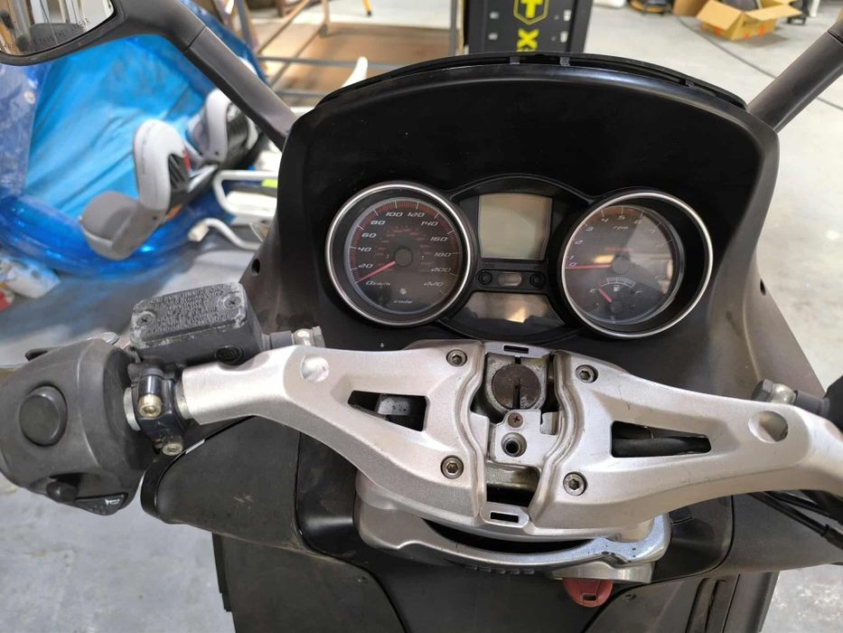 Gilera gp 800 czesci siedzenie plastik felga nóżka  tarcza laga zacisk