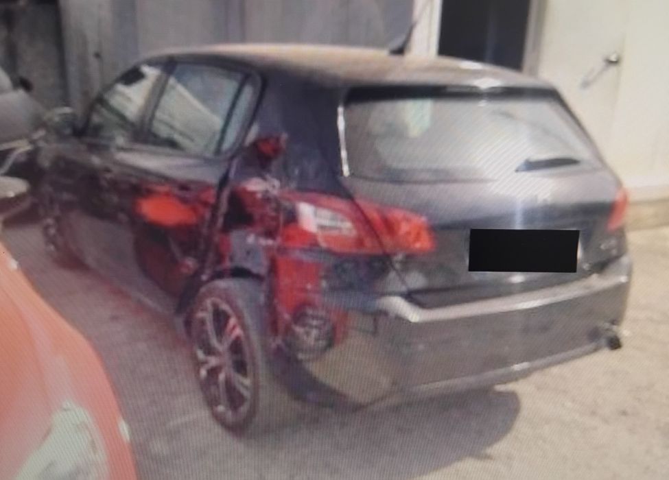 vendo Peugeot 308 II 1.6 HDI 100CV de 2017 acidentado salvado