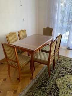 stół  stylowy i sześć krzeseł