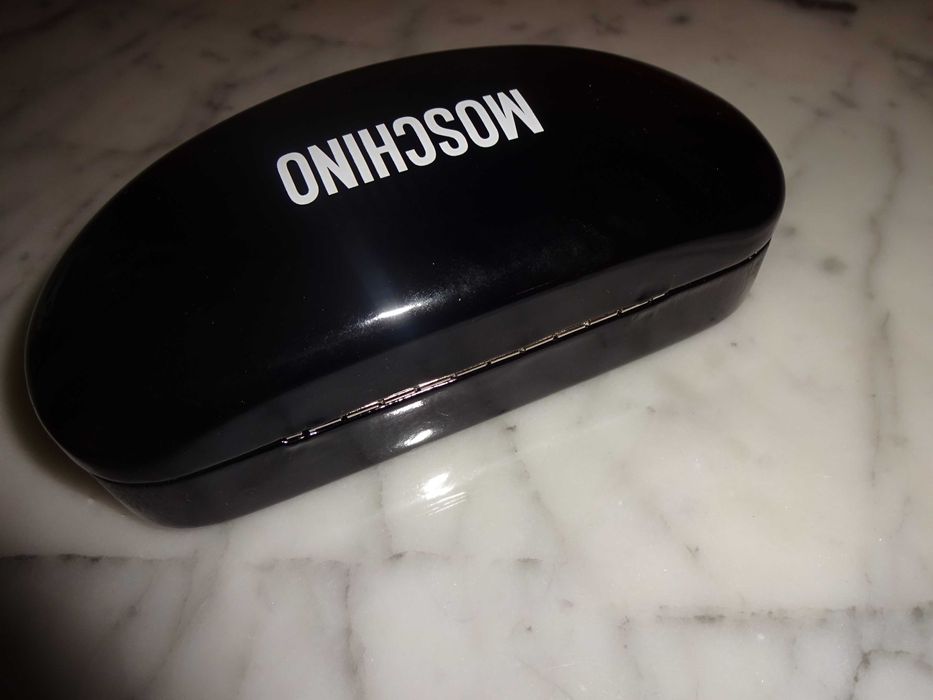 MOSCHINO czarny lakierkowany pokrowiec etui na okulary biały napis