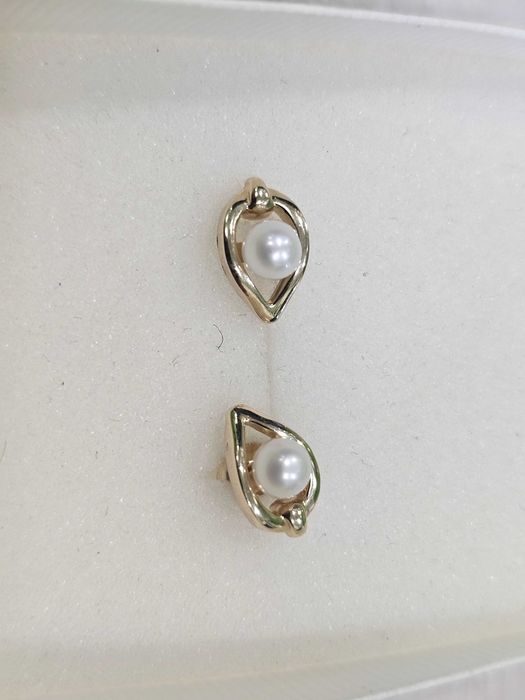 Złote kolczyki perełki w otoczce PR 585