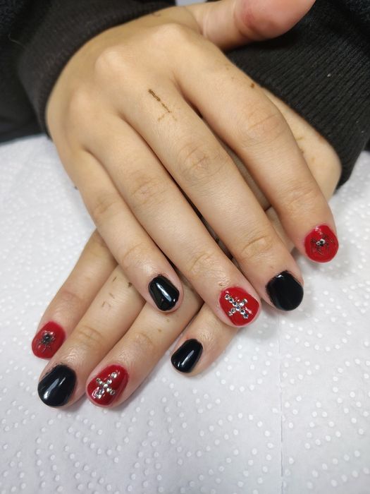 Манікюр, педикюр і нарощування нігтів