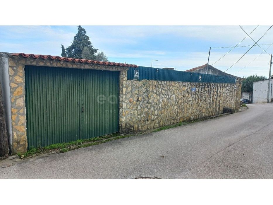 Moradia T2, com garagem, logradouro em Póvoa de Santarém.